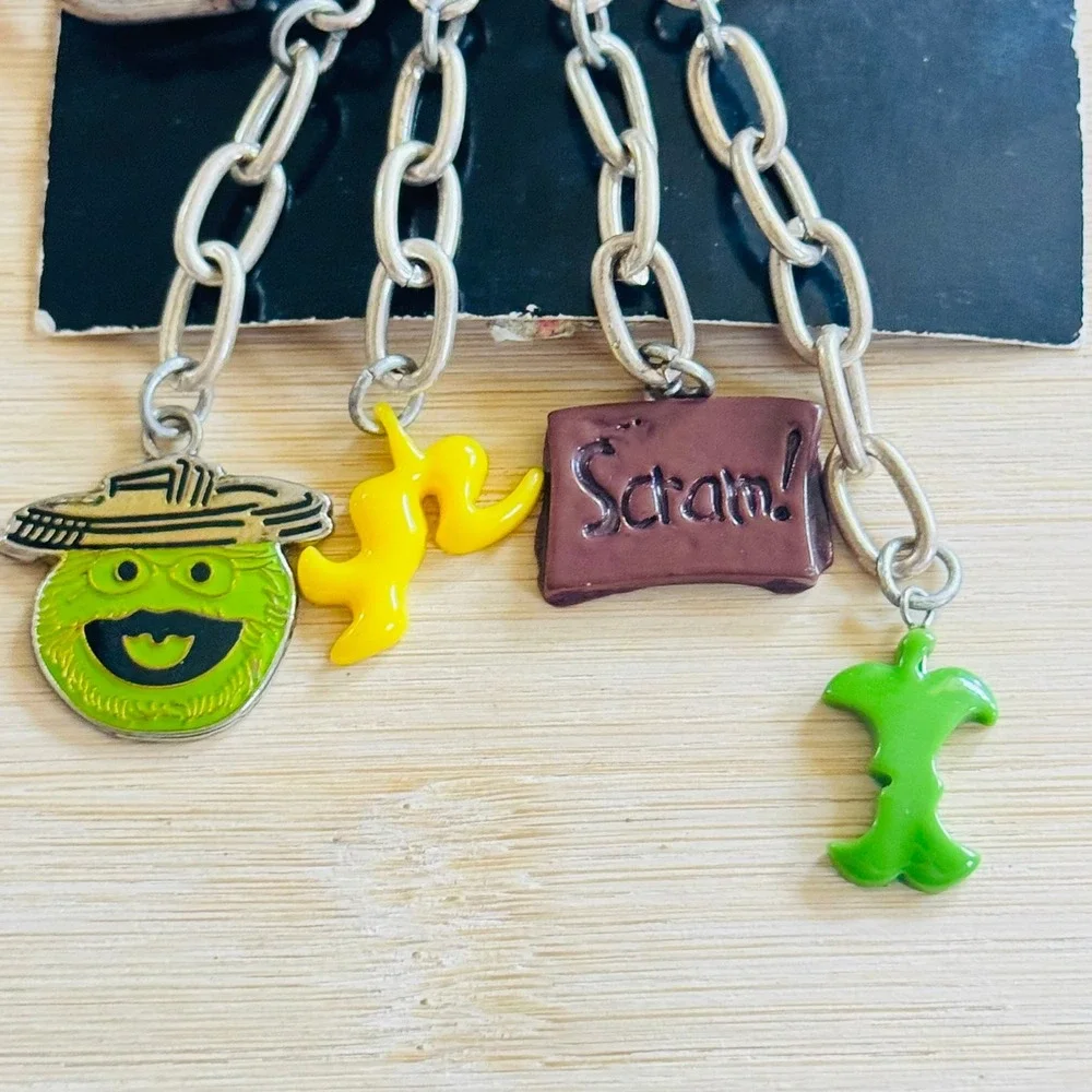 VTG 2005 Sesame Street Oscar Scram Brooch Pin Figural Charm‎ Dangle Y2K